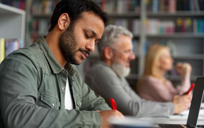 Alumnado de distintas edades y orígenes estudiando un certificado de profesionalidad en A Coruña