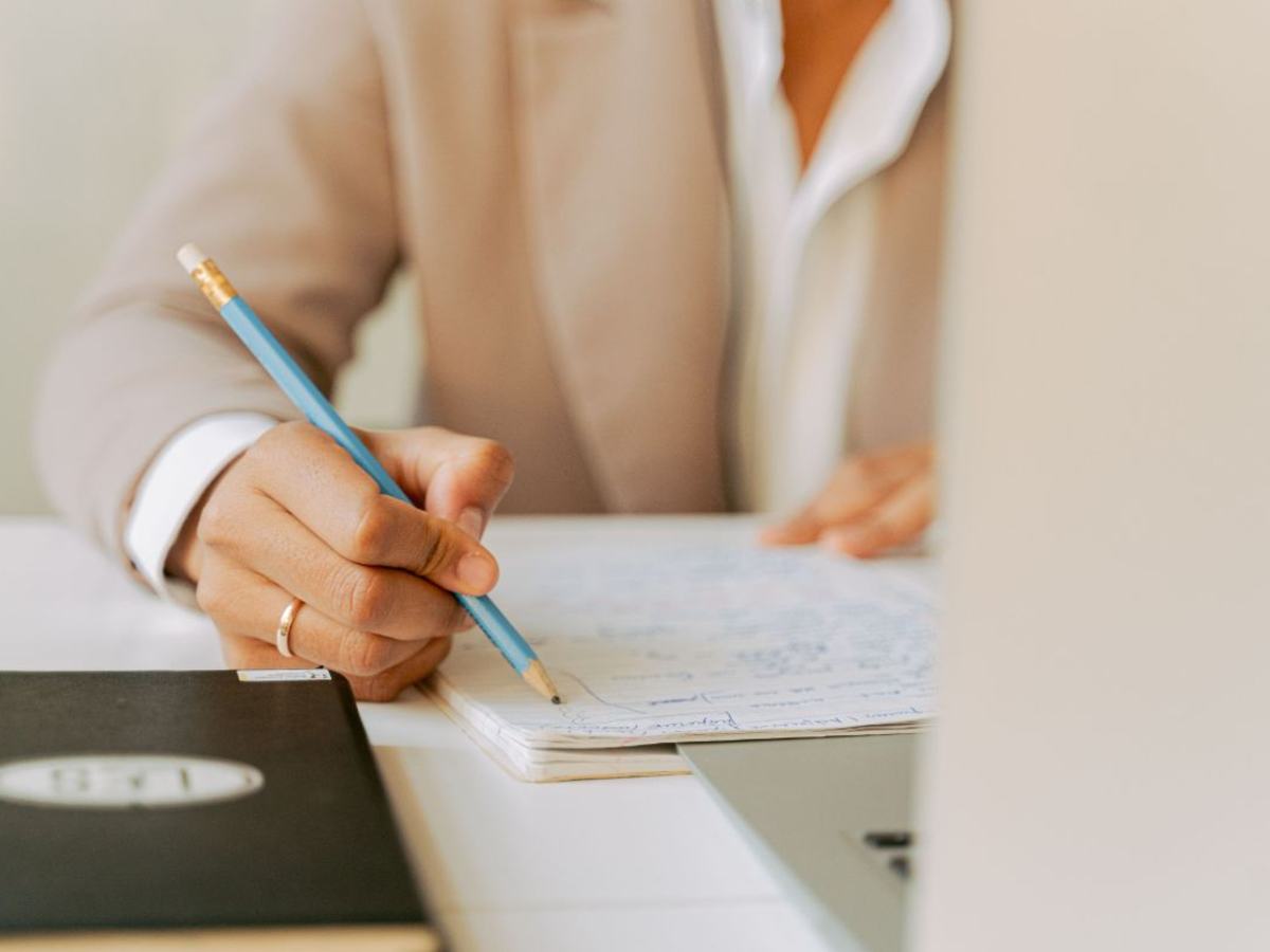Alumna tomando notas durante sus prácticas en empresa en A Coruña